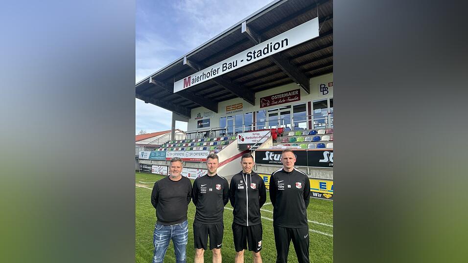 Hankofens Sportlicher Leiter Richard Maierhofer (von links) freut sich &uuml;ber die Weiterverpflichtung von Co-Trainer Maximilian Fellinger, Cheftrainer Tobias Beck und Torwart-Coach Adrian Serowiec.