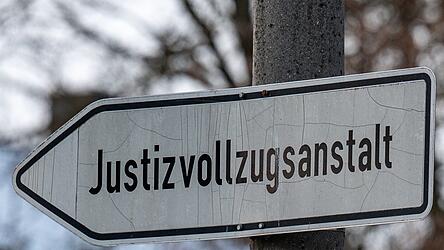 In der JVA Berggrub traten zwei H&auml;ftlinge ihrem Mitgefangenen mehrmals heftig mit Stampfschritten gegen den Kopf (Symbolbild).