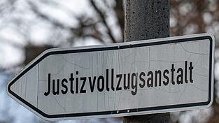 In der JVA Berggrub traten zwei H&auml;ftlinge ihrem Mitgefangenen mehrmals heftig mit Stampfschritten gegen den Kopf (Symbolbild).