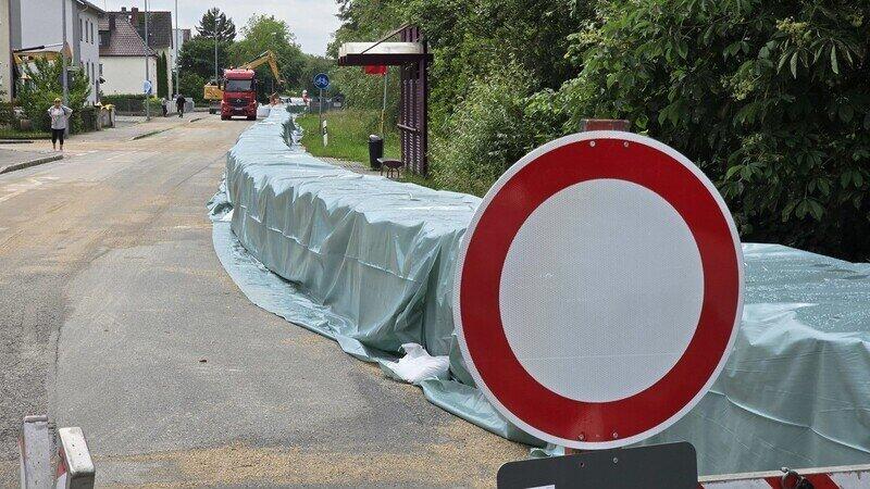 Anfang Juni hielten provisorische Sicherheitsmaßnahmen das Wasser am Schanzlweg zurück.