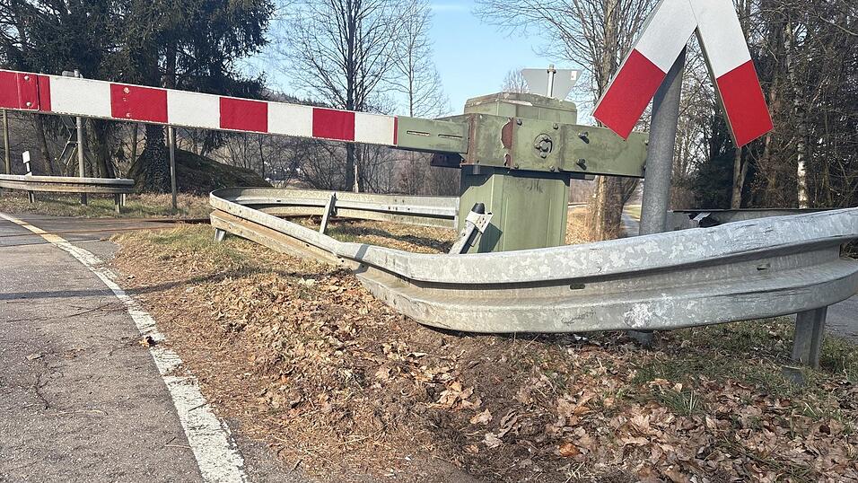 Die Leitplanke am Bahn&uuml;bergang war arg in Mitleidenschaft gezogen worden.