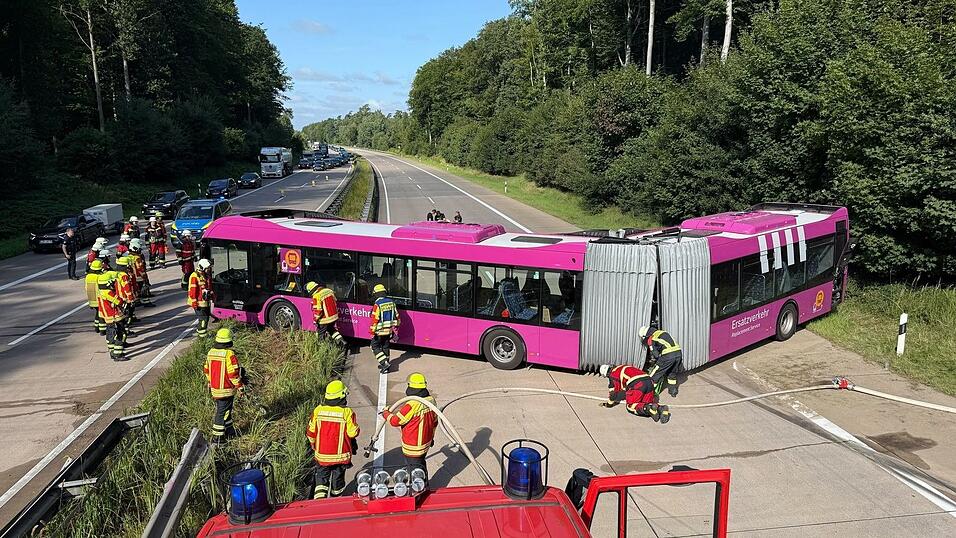 Der Bus war im Ersatzverkehr für die gesperrte Bahnstrecke zwischen Hamburg und Berlin unterwegs. Der Bus war im Ersatzverkehr für die gesperrte Bahnstrecke zwischen Hamburg und Berlin unterwegs.