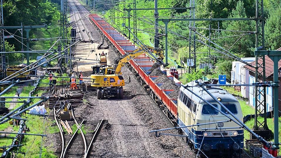 Derzeit wird die Strecke Hamburg-Berlin generalsaniert. Dafür veranschlagt sind neun Monate - inklusive der Inbetriebnahme elektronischer Stellwerke. (Archivbild) Derzeit wird die Strecke Hamburg-Berlin generalsaniert. Dafür veranschlagt sind neun Monate - inklusive der Inbetriebnahme elektronischer Stellwerke. (Archivbild)