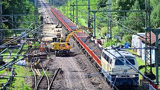 Derzeit wird die Strecke Hamburg-Berlin generalsaniert. Dafür veranschlagt sind neun Monate - inklusive der Inbetriebnahme elektronischer Stellwerke. (Archivbild)