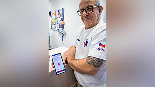 Manfred Maurer zeigt die App. Erhältlich ist die in den gängigen Downloadportalen. Manfred Maurer zeigt die App. Erhältlich ist die in den gängigen Downloadportalen.