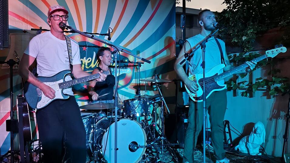 Frontmann Mario Schagerl (v.l.), Drummer Urge Kirchner und Bassist Roman Koberwein von der nieder&ouml;sterreichischen Band &bdquo;Ringelsp&uuml;&ldquo; begeisterten das Publikum mit ehrlichem Power-Sound.