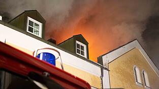 Beim Brand eines Mehrfamilienhaus in Reisbach sind in der Nacht auf Samstag vier Menschen ums Leben gekommen. Mindestens 20 weitere wurden verletzt. Beim Brand eines Mehrfamilienhaus in Reisbach sind in der Nacht auf Samstag vier Menschen ums Leben gekommen. Mindestens 20 weitere wurden verletzt.