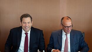 Bundeskanzler Friedrich Merz (r.) und Bundesfinanzminister Lars Klingbeil müssen bei manchen Vorhaben den Rotstift ansetzen.