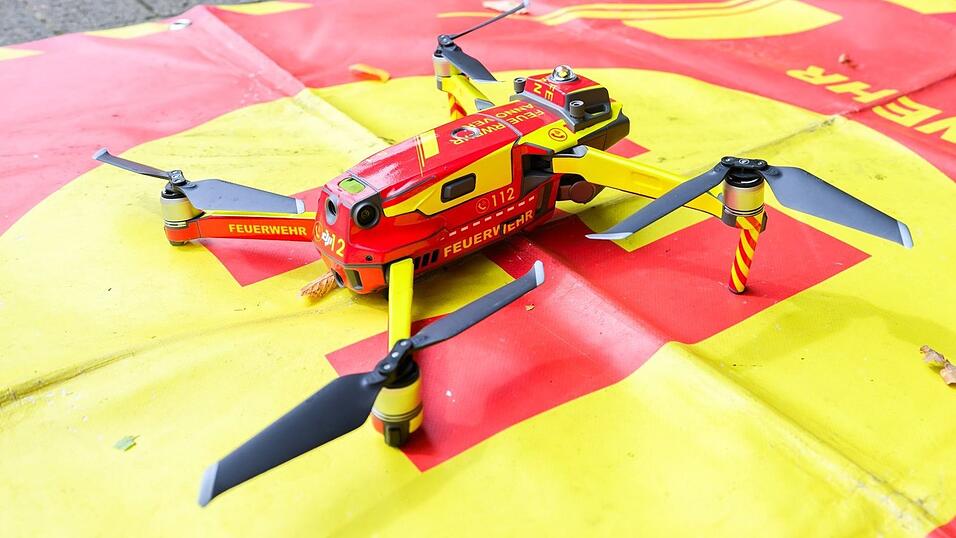 Die 40 mal 40 Zentimeter großen Fluggeräte tragen die Farben der Feuerwehr.