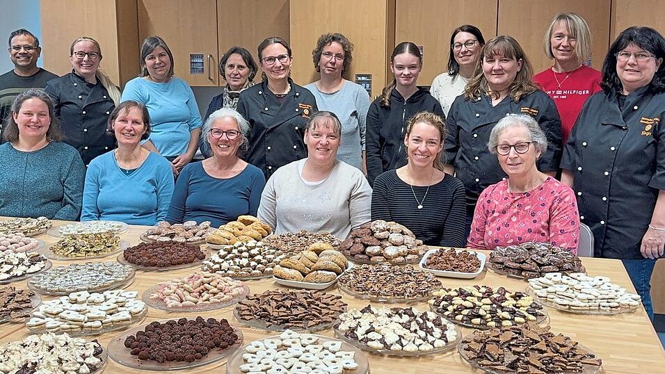 Die erwachsenen Teilnehmer mit den Betreuerinnen und den fertigen Pl&auml;tzchen-Kunstwerken.