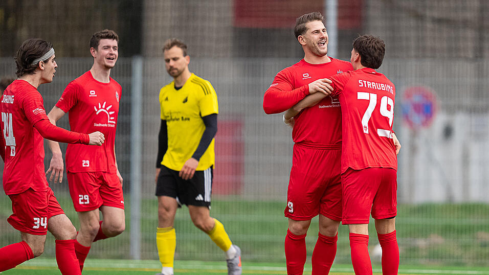 Der FSV VfB Straubing zählt auch zur neuen Spielzeit auf die Dienste von Stürmer Florian Folger (l.), der vergangene Bezirksliga-Saison 19 Treffer erzielte. Der FSV VfB Straubing zählt auch zur neuen Spielzeit auf die Dienste von Stürmer Florian Folger (l.), der vergangene Bezirksliga-Saison 19 Treffer erzielte.