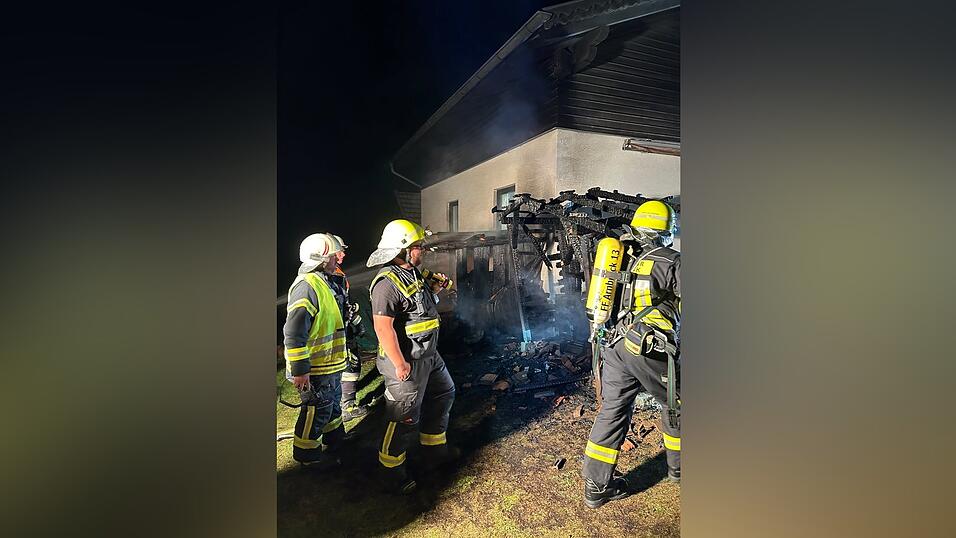 Die Feuerwehrleute aus der Gemeinde Arnbruck verhinderten ein &Uuml;bergreifen der Flammen.
