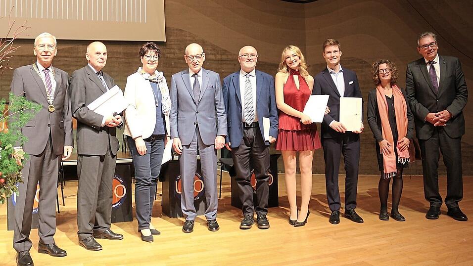 Uni-Pr&auml;sident Udo Hebel (links), Festrednerein Sabine Koller (Zweite von rechts) und Peter K&uuml;spert, Vorsitzender des Universit&auml;tsrats (rechts), mit den ausgezeichneten Preistr&auml;gern.