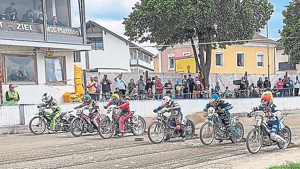 Für Zartbesaitete ist es nichts, für zuletzt über 2.000 Zuschauer dagegen die pure Faszination Motorsport: Wenn am 25. Mai wieder das Startband hochschnellt, dröhnen die bis zu 80 PS starken Einzylinder der internationalen Fahrer übers Oval.