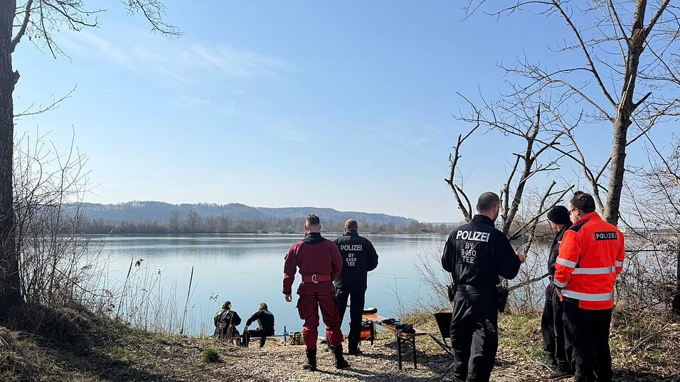 Bislang fand die Polizei nur eine Armbanduhr im See.
