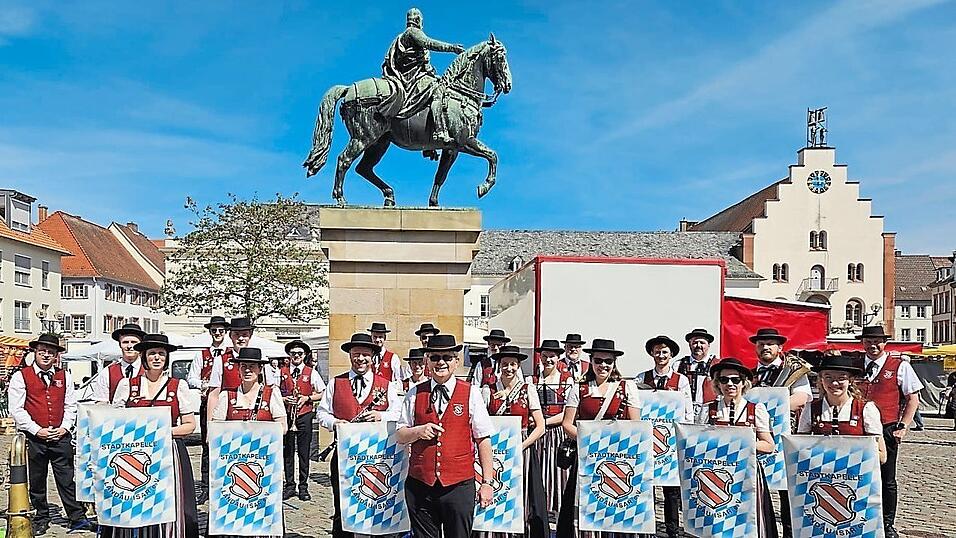 Auf dem Rathausplatz gaben die Musiker ein spontanes Standkonzert.