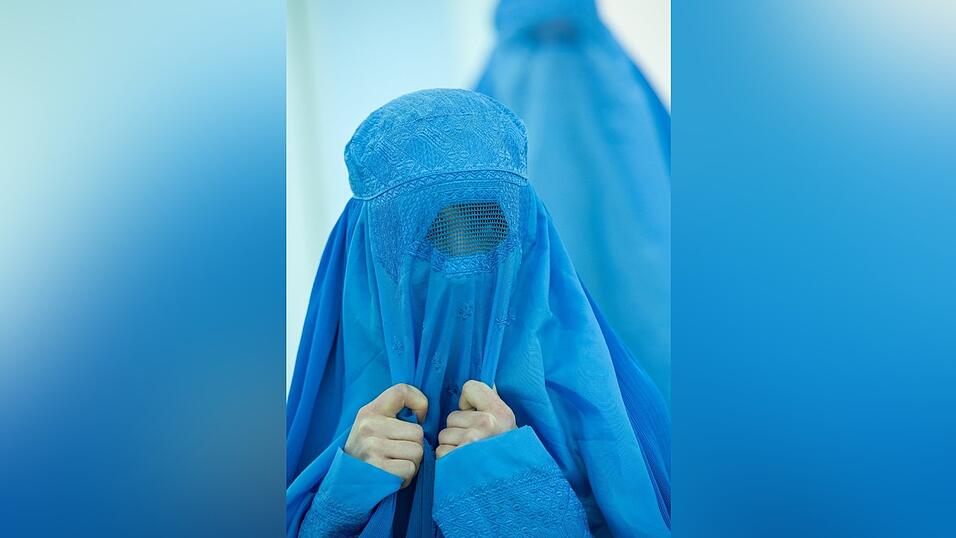 Eine Burka ist die extremste Form der Verschleierung. Ein Gitterfenster lässt nur die Augen frei. Eine Burka ist die extremste Form der Verschleierung. Ein Gitterfenster lässt nur die Augen frei.