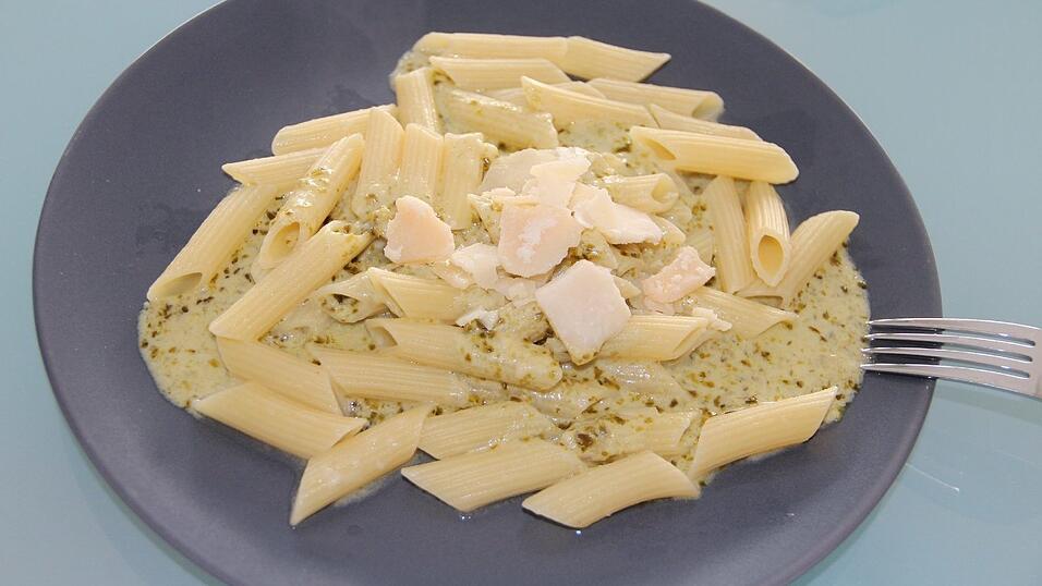 Die w&uuml;rzige So&szlig;e wird mit Pasta angerichtet. Guten Appetit.