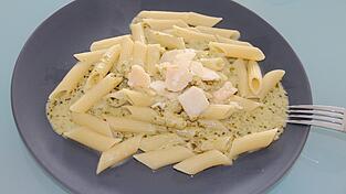 Die w&uuml;rzige So&szlig;e wird mit Pasta angerichtet. Guten Appetit.