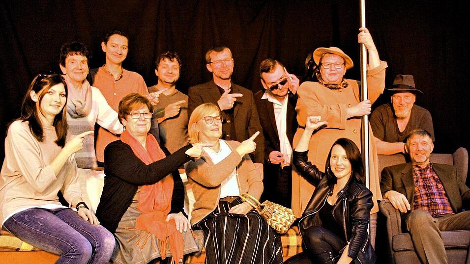 Die Theatergruppe verwandelt das 'Spa&szlig;ettl' ins Wohnzimmer der Familie M&uuml;ller.