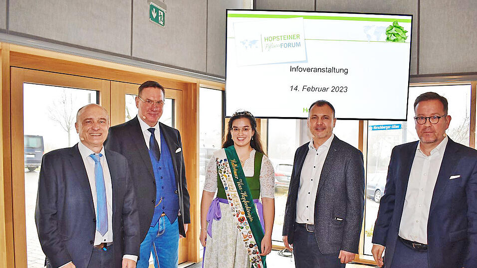Informationen zur bevorstehenden Saison im Hopfenbau gaben (v. l.) Geschäftsführer Pascal Piroué, Berater Dieter Sonnenholzer, Vize-Hopfenkönigin Julia Eichstetter, Einkaufsleiter Martin Schöttl-Pichlmaier und Geschäftsführer Joachim Gehde den Hopfenpflanzern mit auf den Weg. Informationen zur bevorstehenden Saison im Hopfenbau gaben (v. l.) Geschäftsführer Pascal Piroué, Berater Dieter Sonnenholzer, Vize-Hopfenkönigin Julia Eichstetter, Einkaufsleiter Martin Schöttl-Pichlmaier und Geschäftsführer Joachim Gehde den Hopfenpflanzern mit auf den Weg.