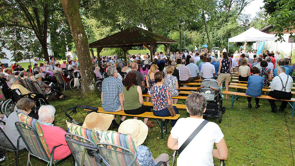 Unter den B&auml;umen des Schlossparks feierte man den Familiengottesdienst.&nbsp;