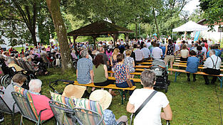 Unter den B&auml;umen des Schlossparks feierte man den Familiengottesdienst.&nbsp;