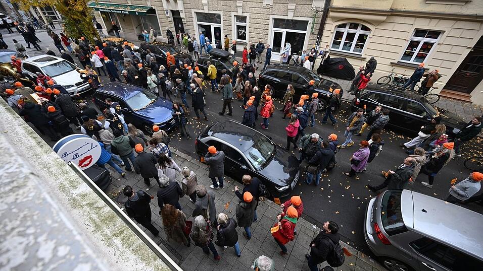 Statt in Schwabing befindet sich die Münchner Lach- und Schießgesellschaft künftig am Rosenheimer Platz. Statt in Schwabing befindet sich die Münchner Lach- und Schießgesellschaft künftig am Rosenheimer Platz.