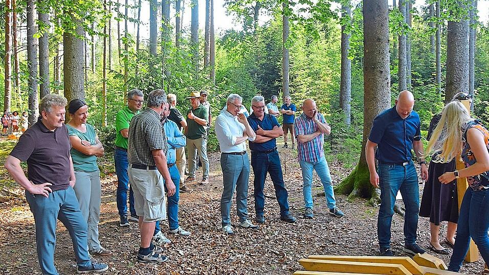 Die „alten Hasen“ wissen nach mehreren Waldjugendspielen, wie die Station „Dachstuhl“ zackig aufgebaut wird. Mit diesem Wissen schauen sie... Die „alten Hasen“ wissen nach mehreren Waldjugendspielen, wie die Station „Dachstuhl“ zackig aufgebaut wird. Mit diesem Wissen schauen sie...