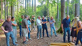 Die &bdquo;alten Hasen&ldquo; wissen nach mehreren Waldjugendspielen, wie die Station &bdquo;Dachstuhl&ldquo; zackig aufgebaut wird. Mit diesem Wissen schauen sie...