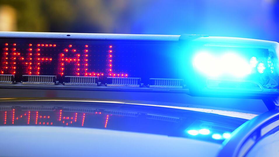 Der Mann wurde beim Unfall schwer verletzt und musste in ein Krankenhaus gebracht werden. (Symbolbild) Der Mann wurde beim Unfall schwer verletzt und musste in ein Krankenhaus gebracht werden. (Symbolbild)