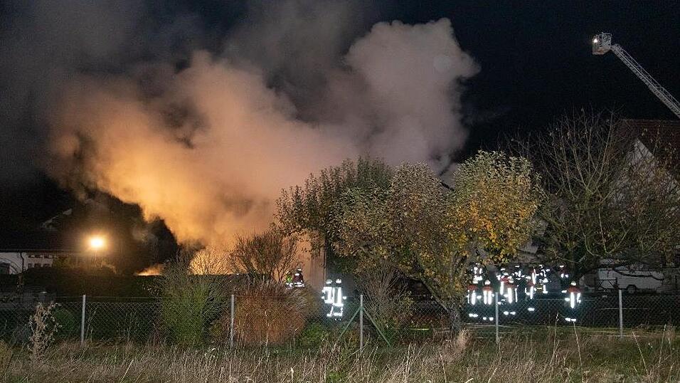 Das Feuer zerstörte in der Nacht auf Donnerstag eine Scheune in Freundorf.