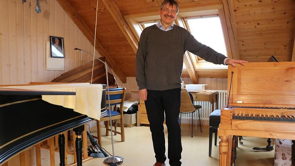 Wer einen Blick in Stefan Seyfrieds Dachgeschoss wirft, erkennt seine Faszination für Tasteninstrumente sofort. Wer einen Blick in Stefan Seyfrieds Dachgeschoss wirft, erkennt seine Faszination für Tasteninstrumente sofort.