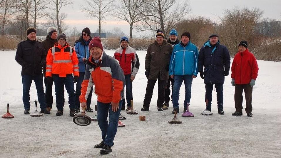 Die auf der Eisfläche des „Plank-Weihers“ aktiven Eisstockschützen Die auf der Eisfläche des „Plank-Weihers“ aktiven Eisstockschützen