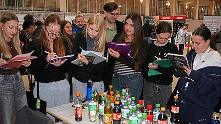 Aufmerksam schrieben die Sch&uuml;ler mit.