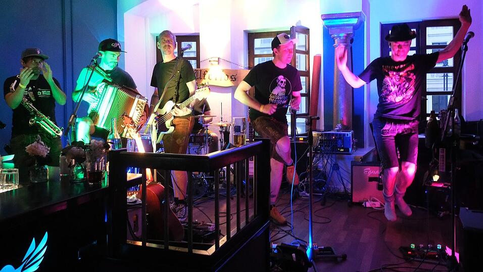 Partykl&auml;nge und z&uuml;nftige Kapellen, f&uuml;r jeden Nachtschw&auml;rmer in Tracht war etwas dabei.