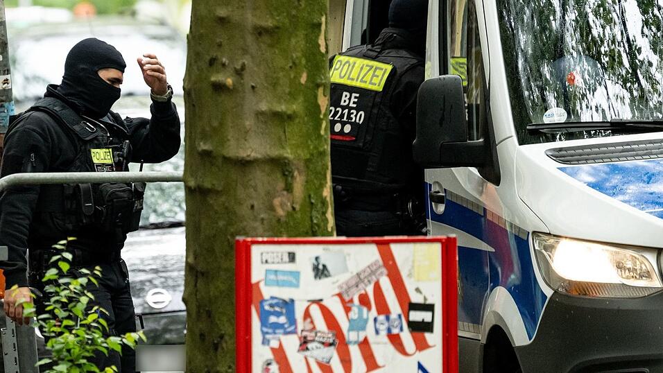 Die Polizei in Berlin geht mit einer Razzia gegen illegalen Waffenbesitz und Bandenkriminalit&auml;t vor.