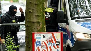 Die Polizei in Berlin geht mit einer Razzia gegen illegalen Waffenbesitz und Bandenkriminalit&auml;t vor.
