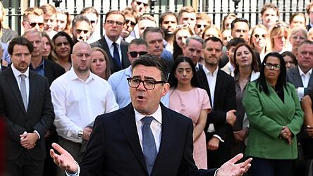 Der neue britische Premierminister Andy Burnham hält in der Downing Street Nr. 10 eine Rede, nachdem er König Charles III. getroffen und dessen Einladung angenommen hat, das Amt des Premierministers zu übernehmen und eine neue Regierung zu bilden. Der neue britische Premierminister Andy Burnham hält in der Downing Street Nr. 10 eine Rede, nachdem er König Charles III. getroffen und dessen Einladung angenommen hat, das Amt des Premierministers zu übernehmen und eine neue Regierung zu bilden.