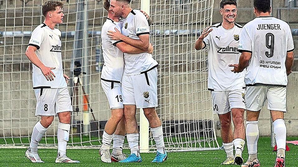 Jubel bei der DJK Vilzing nach dem 1:0-Führungstreffer von Lukas Dotzler. Jubel bei der DJK Vilzing nach dem 1:0-Führungstreffer von Lukas Dotzler.