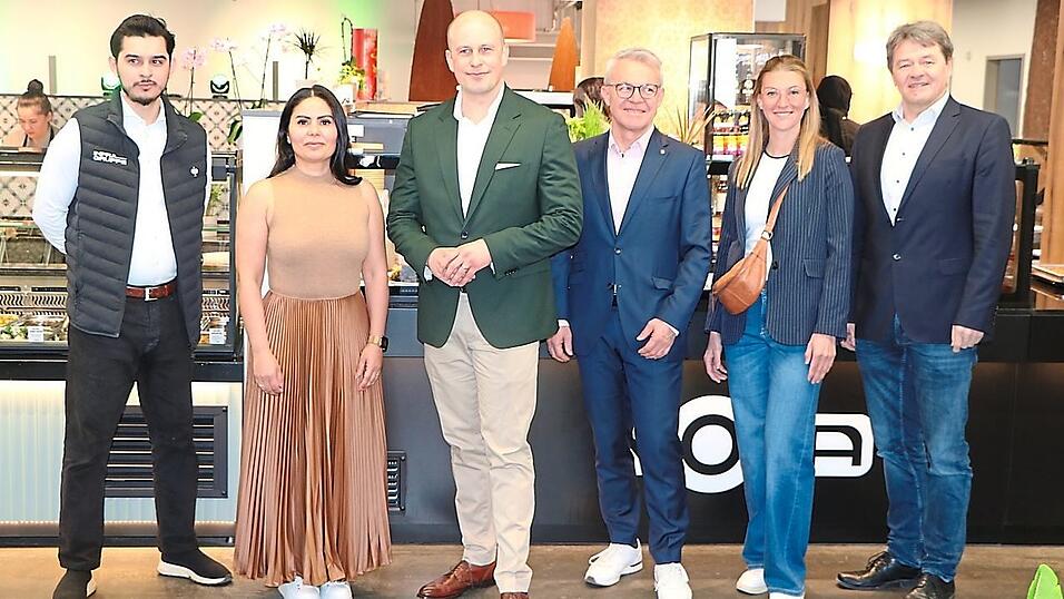 Bei der Er&ouml;ffnung: Ebubekir Salaiy von der Infra Gruppe, P&auml;chterin Nilg&uuml;n Er, Mathis Broelmann (kaufm&auml;nnischer Leiter Stadtwerk), Bernhard Lutter (Leiter Immobilien Stadtwerk), Franziska Fuchs (Projektleiterin) und Lucion Beggel (Leiter Parkhaus-Management).