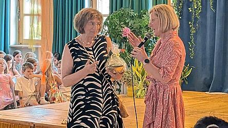 Rektorin Katrin Hartl (r.) &uuml;berreichte nach Dankes- und Lobesworten ein Abschiedsgeschenk vom Lehrerkollegium an Anita Greiner.