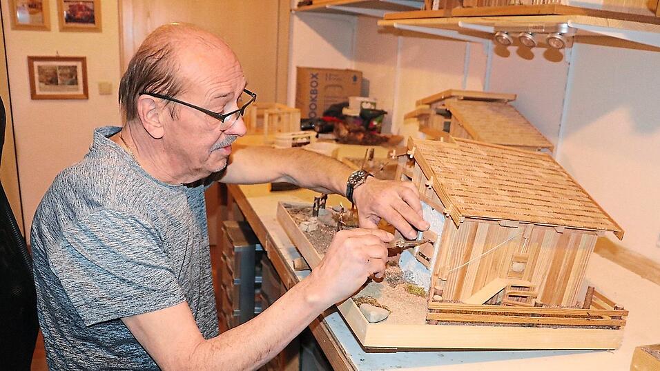 Der Hobbybastler am Werk: Bis zu 160 Stunden ben&ouml;tigt J&uuml;rgen Jaretzke f&uuml;r gr&ouml;&szlig;ere Exemplare.