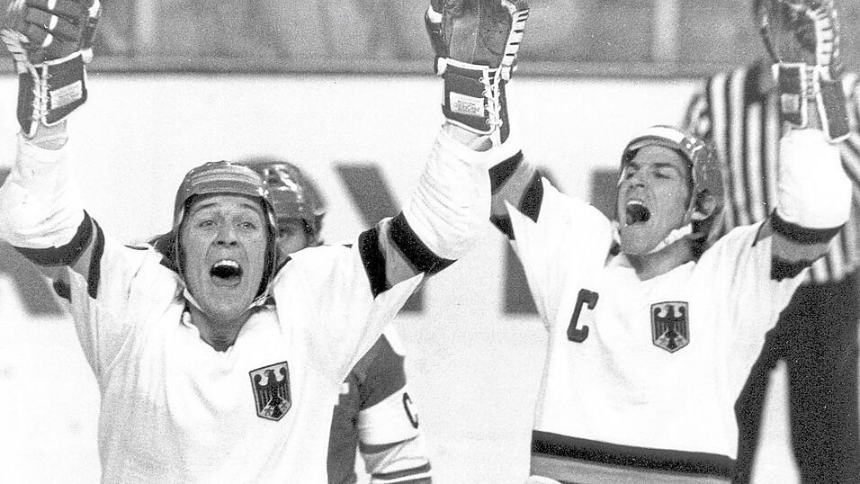1976 jubeln die Landshuter Erich K&uuml;hnhackl (l.) und Alois Schloder &uuml;ber Olympia-Bronze in Innsbruck. 'Wir haben ja noch das richtige Olympia erlebt', sagt Schloder. Die heutigen Athleten hingegen bedauert er.