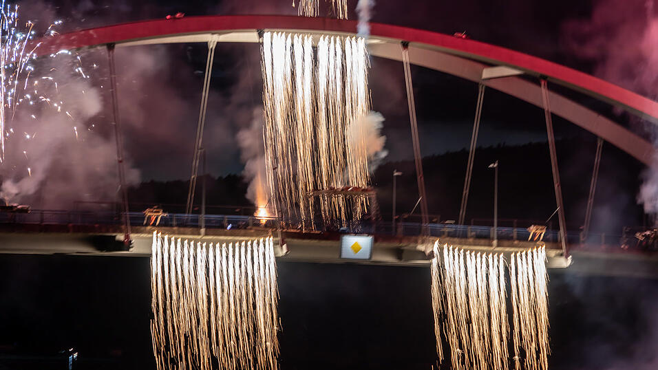 Bereits ab 20 Uhr stieg die Party beiderseits der Donau, um 22 Uhr dann begeisterte das feurige Spektakel auf der Donaubrücke die Gäste. Bereits ab 20 Uhr stieg die Party beiderseits der Donau, um 22 Uhr dann begeisterte das feurige Spektakel auf der Donaubrücke die Gäste.