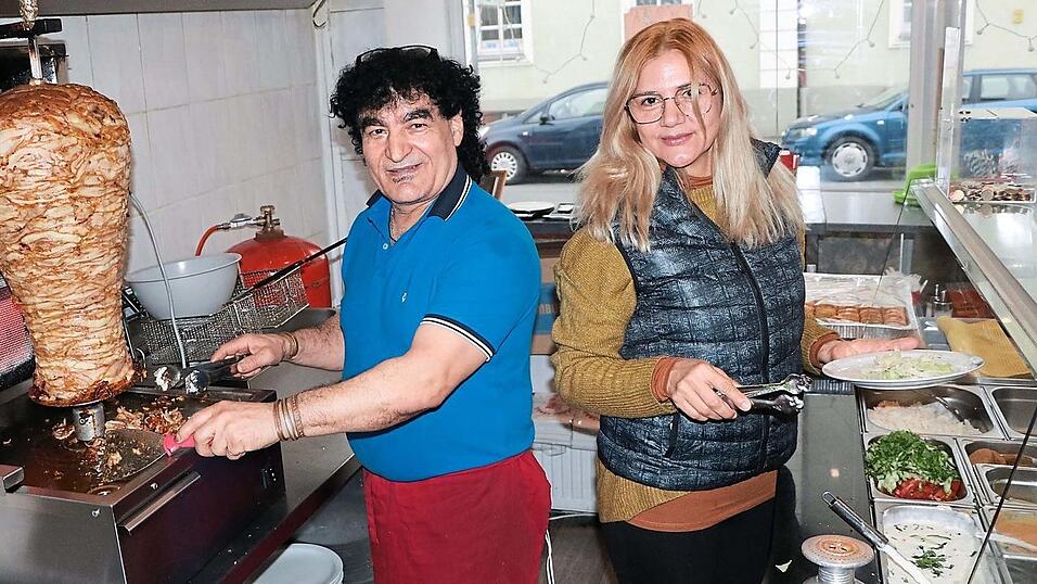 Landshuts D&ouml;ner-Urgestein Dervis Yildirim und seine Lebensgef&auml;hrtin Marlin Carreno de Bassani, Chefin des 'M+D D&ouml;nerladens', wagen gemeinsam einen Neuanfang an der Seligenthaler Stra&szlig;e.