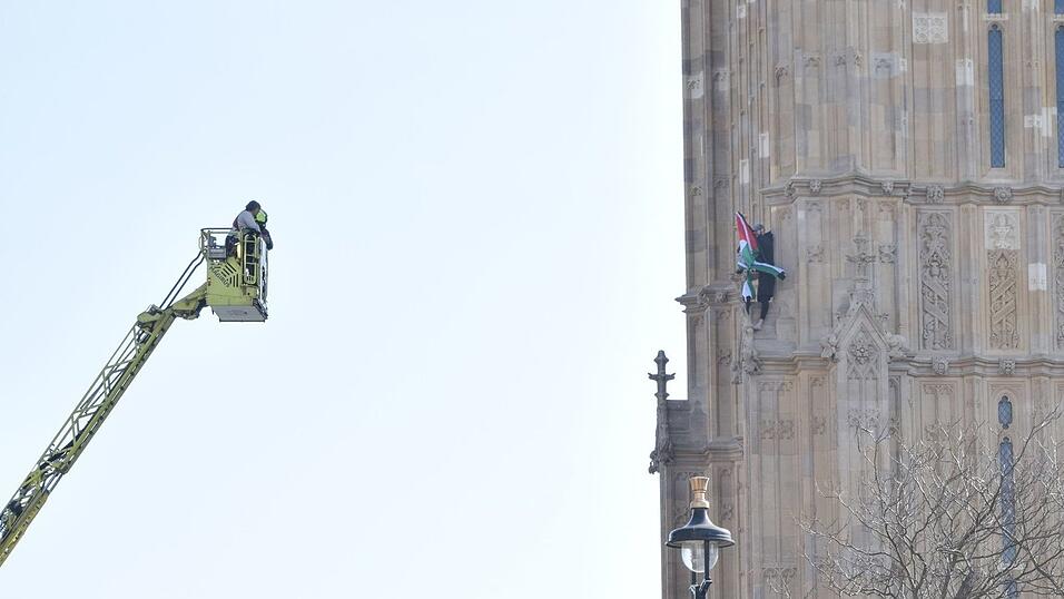 Schon tagsüber hatten Rettungskräfte ihn zum Herunterklettern bringen wollen. Schon tagsüber hatten Rettungskräfte ihn zum Herunterklettern bringen wollen.