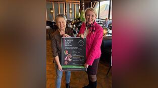 Beate Freitag aus Rimbach (l.) zog erneut die F&auml;den f&uuml;r die 6. Auflage der Langen Nacht der Lesung, die vom Stadtmarketing-Verein mit seiner Vorsitzenden Carola H&ouml;cherl-Neubauer unterst&uuml;tzt wird.