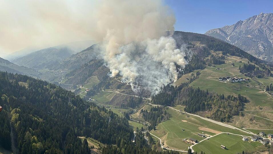 Ein Waldbrand im Lesachtal in &Ouml;sterreich hat sich ausgebreitet.