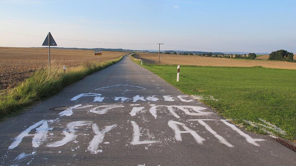 'Pinkofen keime Asylaten' - diese in zweifelhaftem Deutsch formulierte Forderung hat ein unbekannter Täter an den Markt Schierling gestellt. 'Pinkofen keime Asylaten' - diese in zweifelhaftem Deutsch formulierte Forderung hat ein unbekannter Täter an den Markt Schierling gestellt.